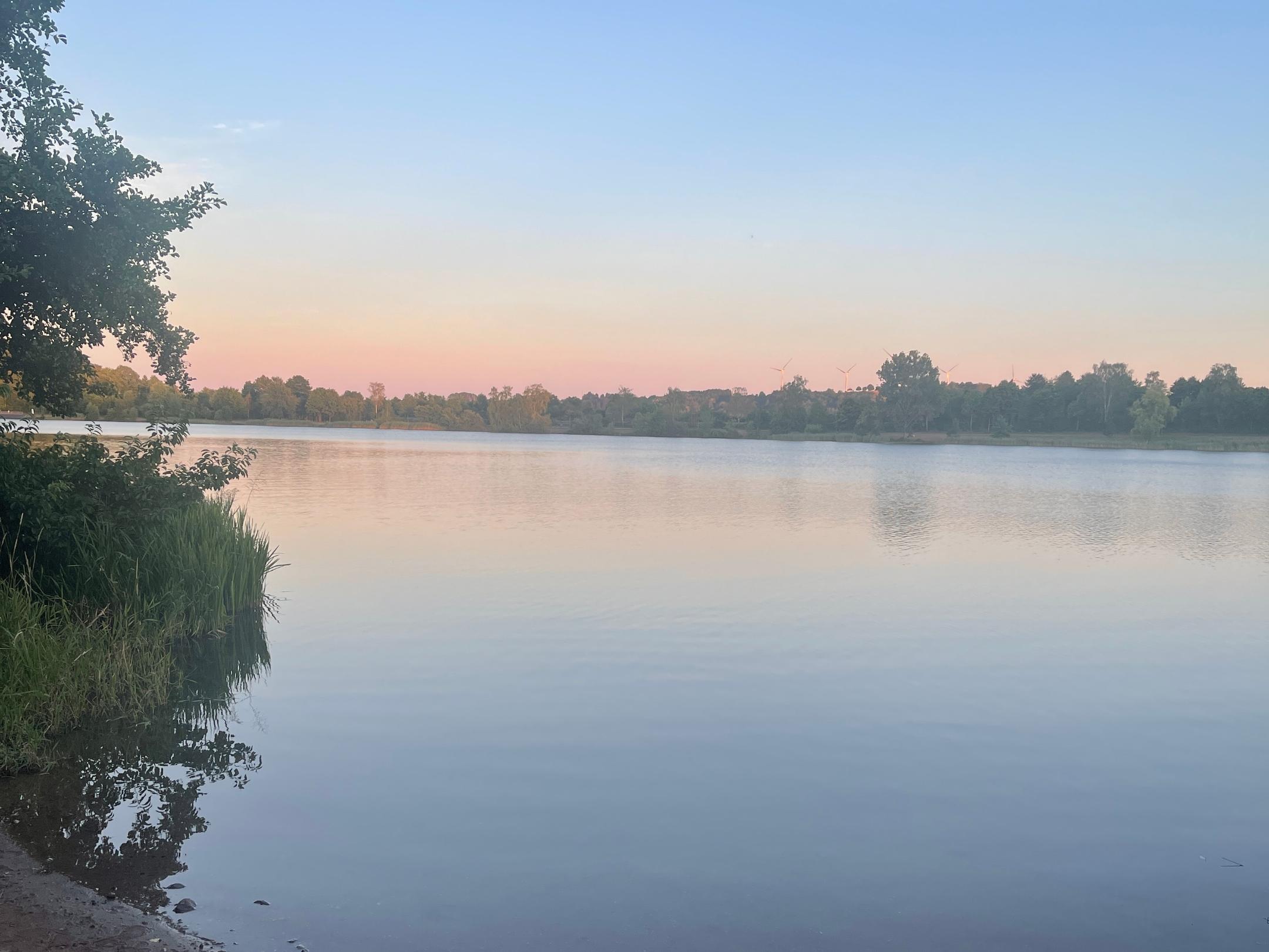 Blick auf den Losheimer See bei Sonnenuntergang